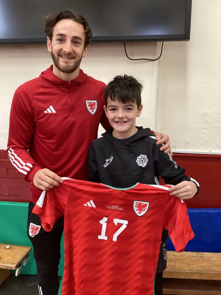 Tom Lockyer visits Radyr Primary School after the 2022 World Cup and bumps into a Radyr Ranger